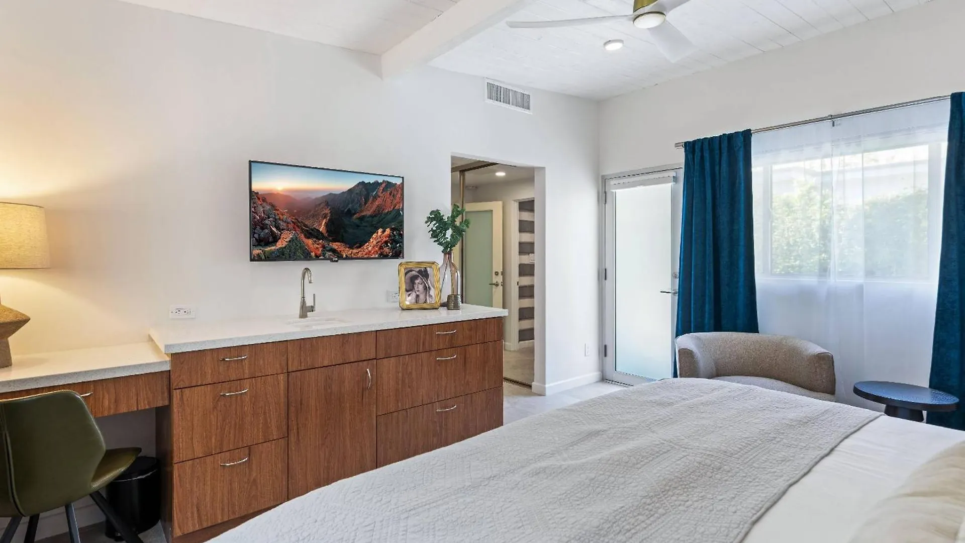 Holiday home Luxurious Tennis Club Bungalow 1 With Mountain Views And Walks To Downtown Palm Springs!