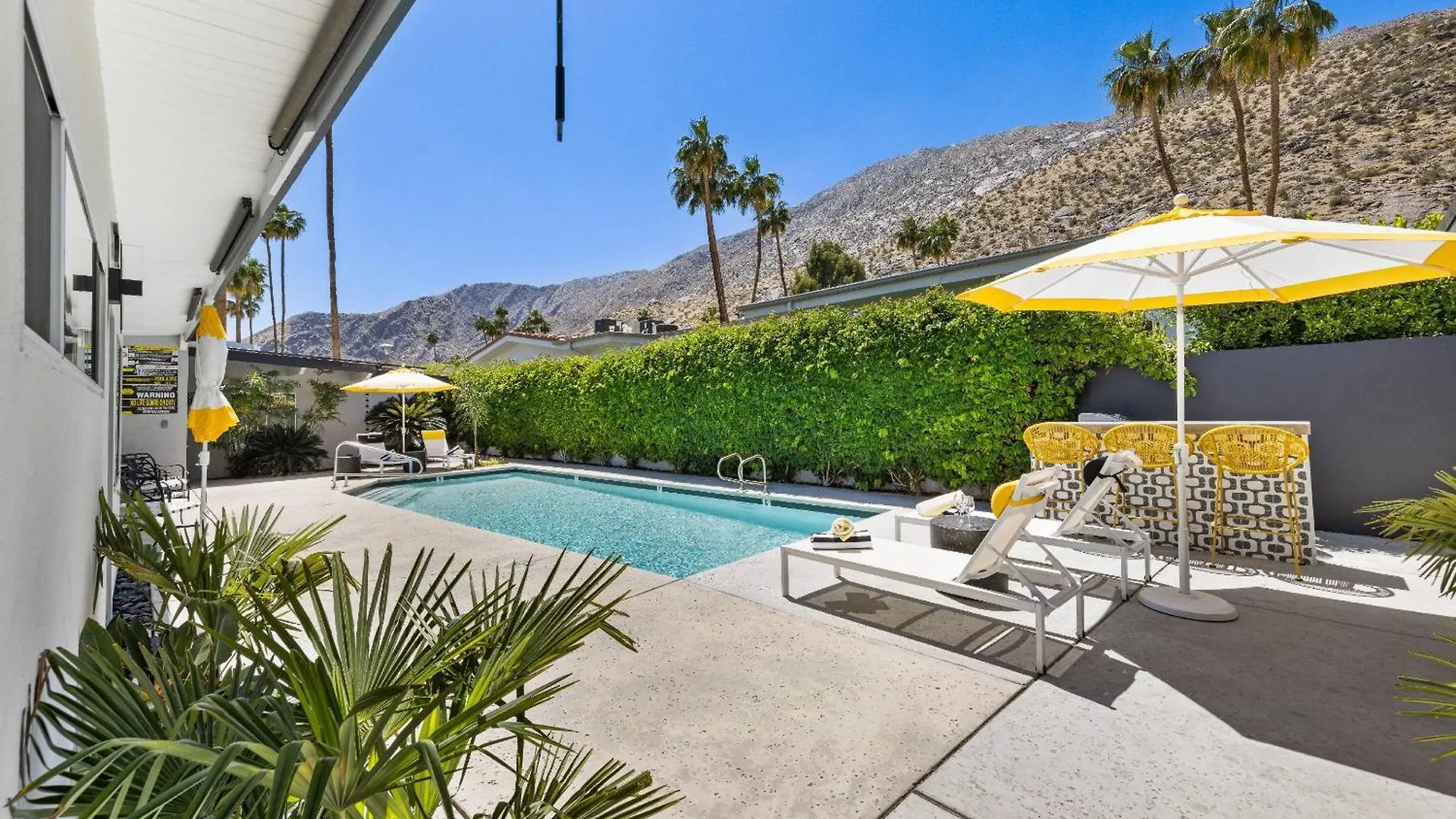 Luxurious Tennis Club Bungalow 1 With Mountain Views And Walks To Downtown Palm Springs!