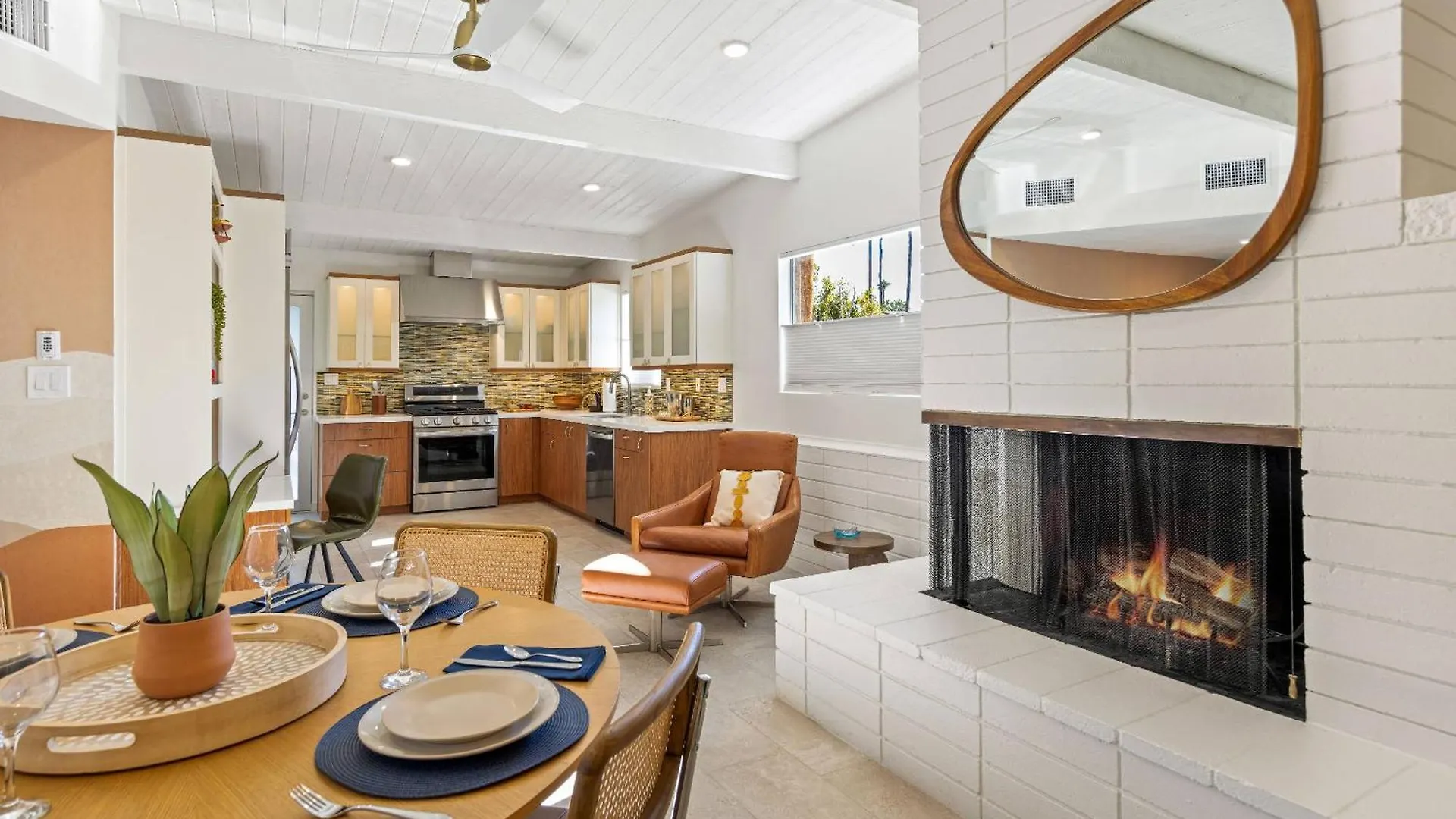 Luxurious Tennis Club Bungalow 1 With Mountain Views And Walks To Downtown Palm Springs!